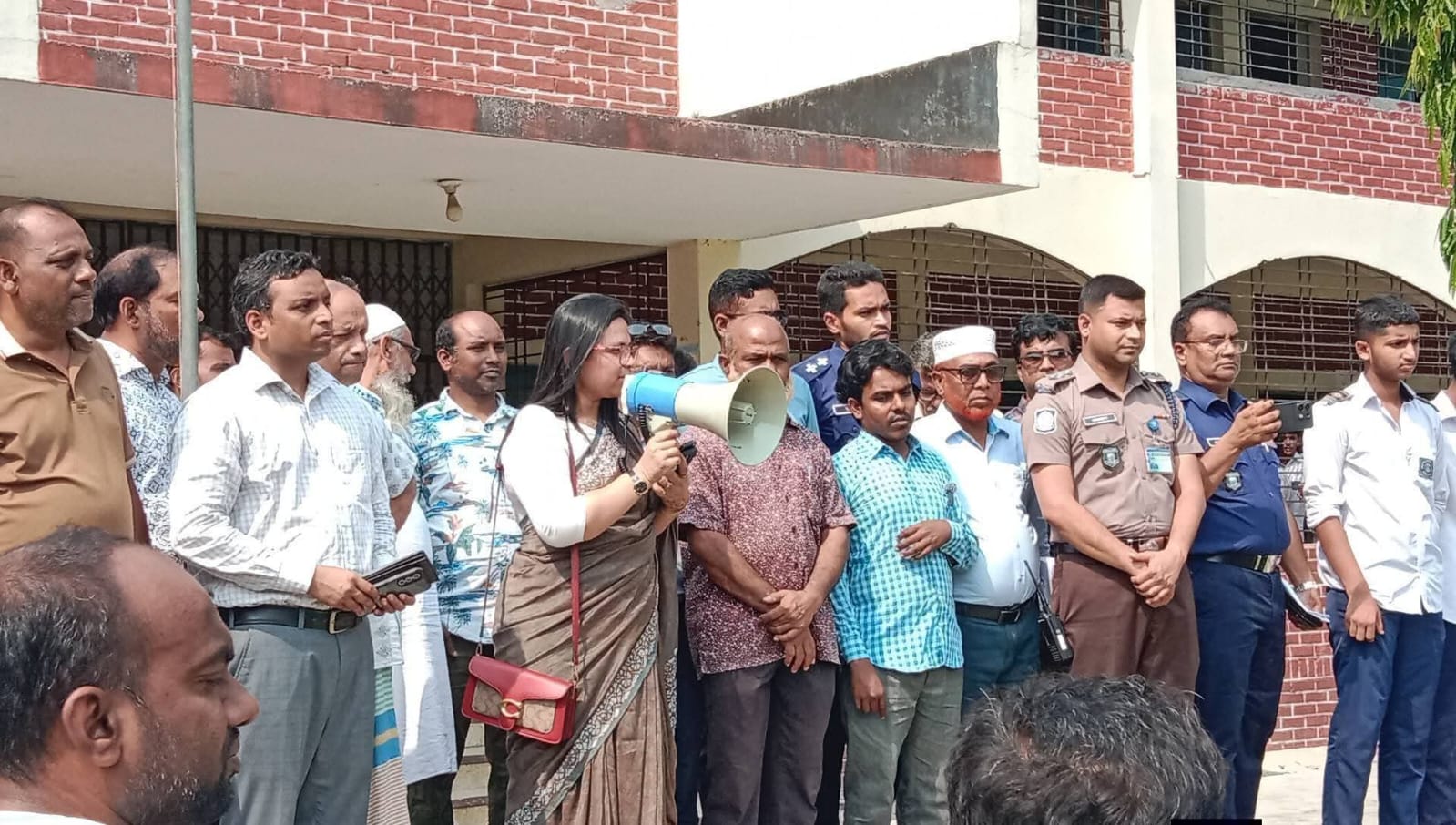 নরসিংদীর শিবপুরে প্রাইভেট পড়াতে রাজী না হওয়ায় শিক্ষকের উপর সন্ত্রাসী হামলা  গ্রেফতার ২