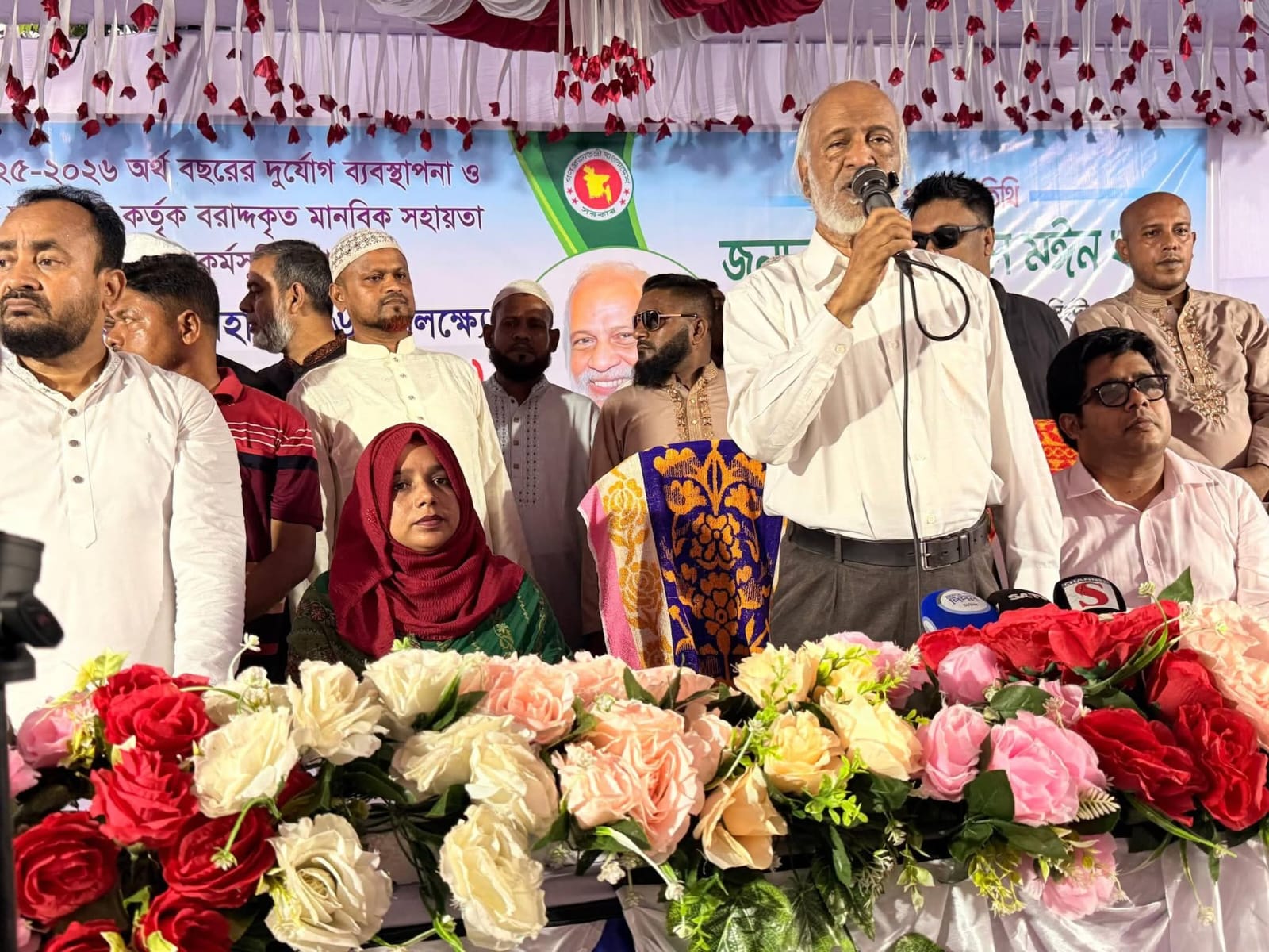 নরসিংদীর সদরের  তিনটি ইউনিয়নে অসহায়, গরীব, দুস্থ মানুষের মাঝে চাল,শুকনো খাবার বিতরন করলেন    ড.আব্দুল মঈন খান
