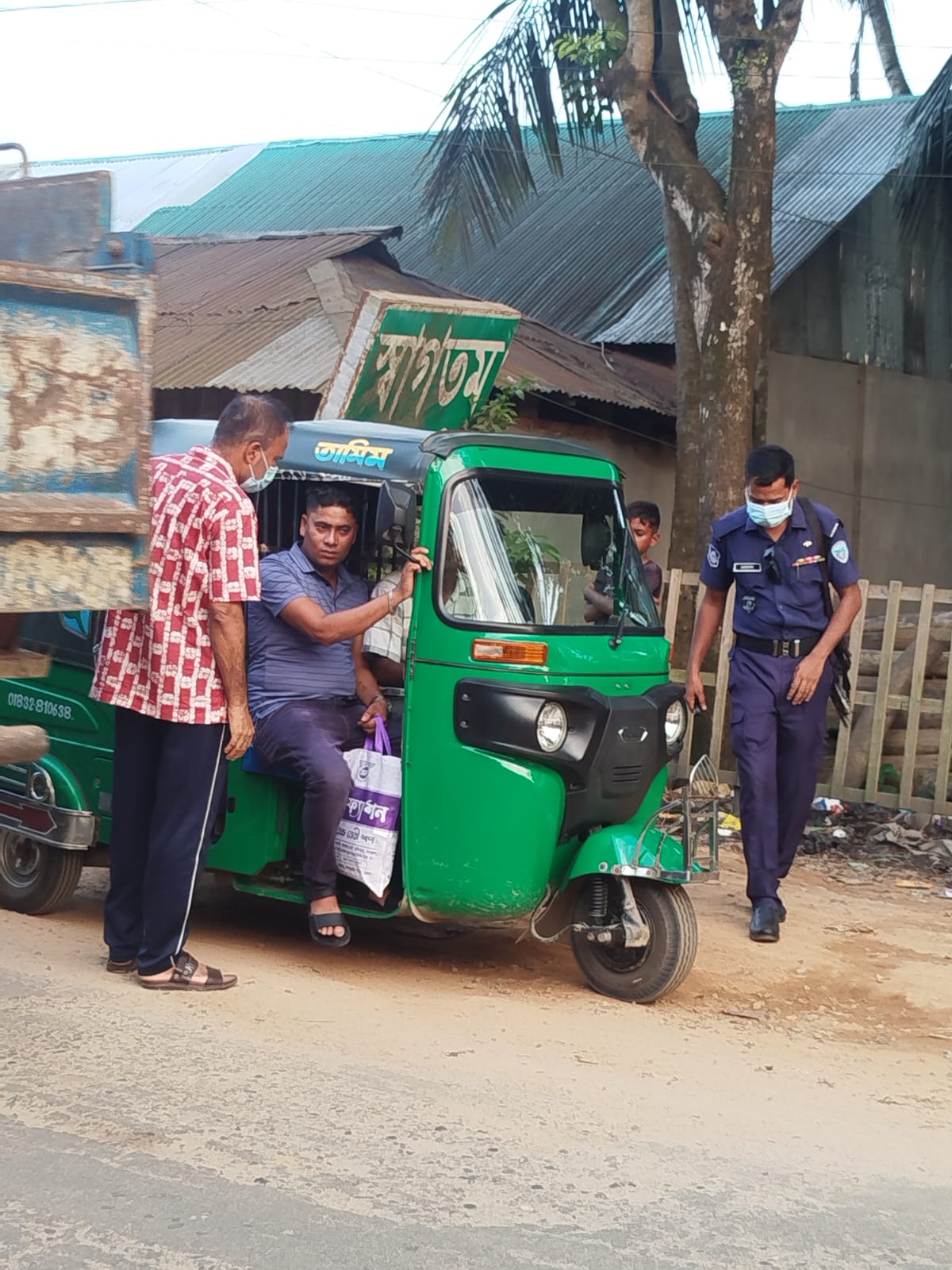 রামগড়ে অতিরিক্ত যাত্রী বহনের দায়ে ৪ সিএনজিকে জরিমানা, ১০ হাজার টাকা রাজস্ব আদায়