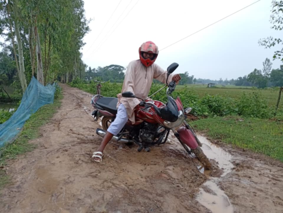 চলাচলের অনুপযোগী মাটির রাস্তা চরম দুর্ভোগে এলাকাবাসী