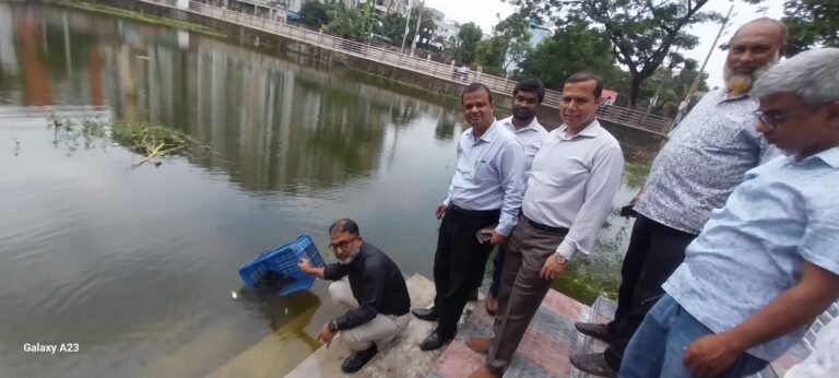 কুমিল্লা আদালত অঙ্গনের নান্দনিক পুকুরে বিভিন্ন প্রজাতির মাছের পোনা অবমুক্ত