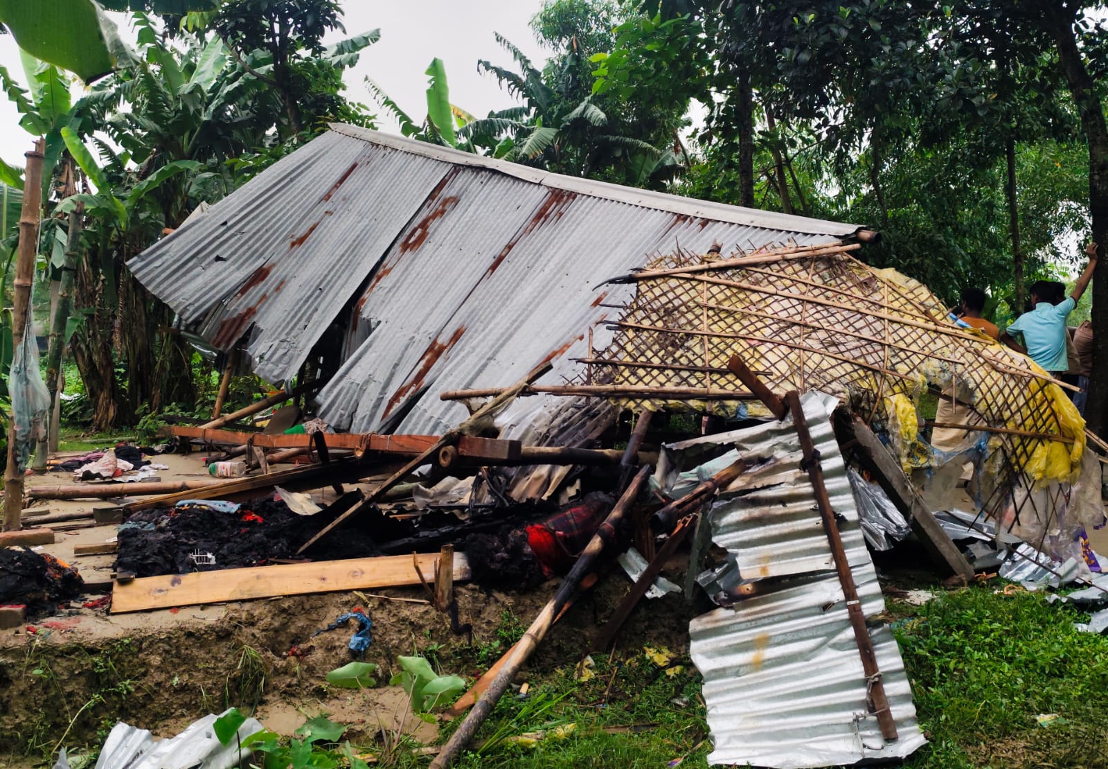 জামালপুরে জমি সংক্রান্ত বিরোধের জেরে জেলে পরিবারের উপর হামলা ভাঙচুর ও অগ্নিসংযোগ